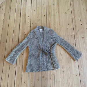 Kofta - Säljer då den inte används längre, jätte fint skick. Den är liten i storleken så skulle säga att den passar S/M. Riktiga storleken är L