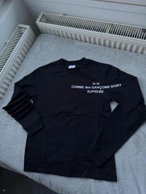 CDG SHIRT x Supreme Long Sleeve Black – Size S - Comme des Garçons SHIRT x Supreme collaboration long sleeve. Size M but FITS SIZE S Black color with front logo print. Good condition.  Popular streetwear collaboration piece. Message if you need more photos