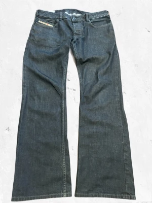 Vintage Bootcut Diesel Zatiny Jeans - Midja: 41 cm Längd: 99 cm Innerbenslängd: 76 cm Benöppning : 23 cm  NOTE!!!!!!!🚩🚩🚩🚩 Måtten kan variera +- 1 cm   Jag tar inga bilder med jeansen på eftersom att dom oftast inte passar mig!