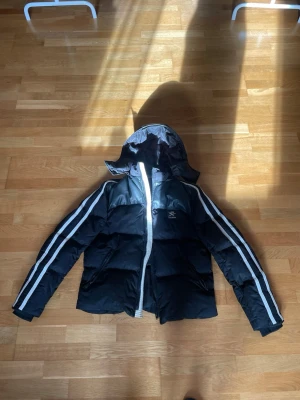 ÄKTA Philip Plein SPORT - Äkta jacka från Philip Plein. Köpt för 16lax på NK 50% Rea, kostar egentligen 32lax. 