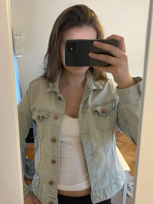 Ljusblå jeansjacka  - En ljusblå jeansjacka från h&m. Den är lite solblekt!!!! 