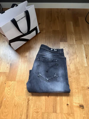 Dondup George jeans - Skick - 10/10. Strl 34 (passar dig som har 32/32 till 32/34. Modell - George. Kontakta vid intresse!
