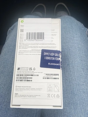 Blå iPhone 16 128GB från Apple - Säljer en blå iPhone 16 med 128GB lagring. Snygg design med rundade kanter och två kameror på baksidan. Tillverkad i glas och aluminium, levereras i originalkartong. Perfekt för dig som vill ha en modern och stilren mobil. Säljer till lägre pris då jag inte ville ha dennna färg.