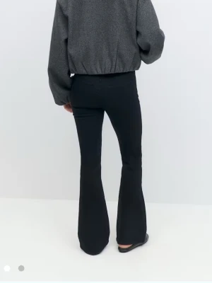 Bootcut jeans med låg midja från Gina Tricot - Gamla modellen av low bootcut från Gina, storlek 44. Använt max två gånger som helt nya!