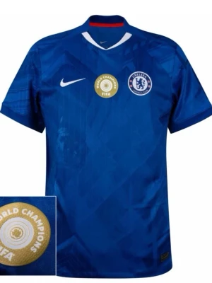 Chelsea FC blå matchtröja Nike - Chelsea FC:s officiella blå matchtröja från Nike med klubbmärke, Nike-logga och FIFA World Champions-märke på bröstet. Tröjan har korta ärmar, rund hals och är tillverkad i ett lätt och ventilerande material perfekt för fotboll.