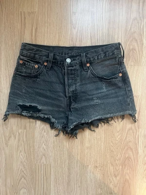 Lågmidjade jeansshorts Levi’s  - Svin snygg lågmidjade vintage jeansshorts från Levi’s ! Tyvärr för små 😔😔💖Midjemåttet är 74 cm🫶🏻