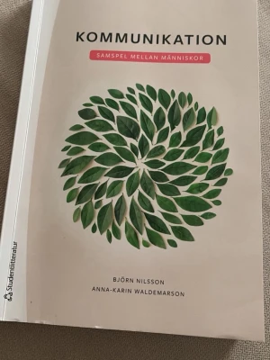 Kommunikation: Samspel mellan människor - Kursbok i kommunikation skriven av Björn Nilsson och Anna-Karin Waldemarson. Perfekt för dig som pluggar psykologi, pedagogik eller liknande. Markeringar från tidigare ägare. 