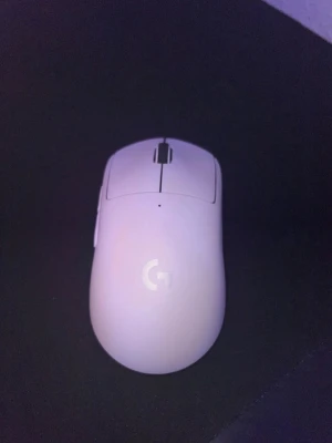 Vit trådlös gamingmus Logitech - Logitech g PRO superlight , utan låda funkar fel fritt , laddare och adapter.