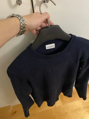 Mörkblå merino stickad tröja John Henric - Riktigt lyxig och fet merinoullströja | Storlek S passar xs då den krympt lite | Färg marinblå | Skick 10/10 | Skriv om du har några funderingar 💪🏼🤝