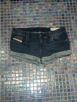 Jeans shorts från DIESEL  - Super snygga jeans short från DIESEL. Är i storlek 31w men skulle säga att dem passar en M det är derför jag har skrivit in den storleken. Har sytt dem själv men det är inget som syns när shortsen väl är på. TAR GÄRNA EMOT PRISFÖRSLAG❣️❣️