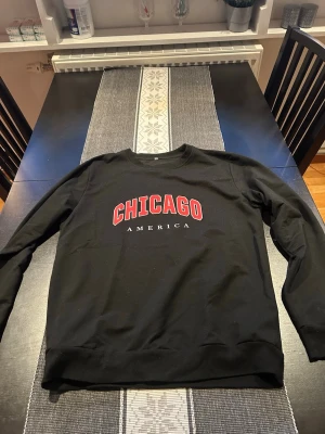 Svart sweatshirt med CHICAGO-tryck - Skriv för fler bilder