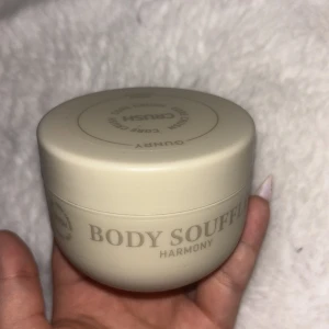 Gunry Body Soufflé Harmony - Body Soufflé Harmony från Gunry i beige plastburk. Doften är Core Crush och formulan är vegansk. Perfekt för dig som vill ha en återfuktande och mjukgörande kroppskräm med fräsch doft. Enkel att applicera och snygg att ha framme i badrummet.