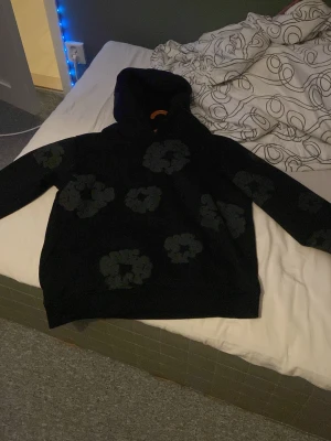 Svart hoodie med blommönster - Tjena säljer en denim tears hoodie med unika designs. Säljer för att jag har bytt stil. Har användt den cirka 15 gånger. Pris går att diskutera  