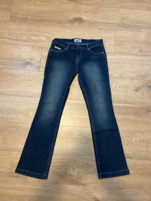 Mörkblå bootcut jeans - Snygga mörkblå bootcut jeans från Jeans C