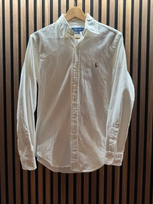 Vit skjorta från Ralph Lauren - Klassisk vit skjorta från Ralph Lauren. I storlek S slim fit. Skick 10/10 inga tecken på slitning eller fläckar. Pris går att diskutera