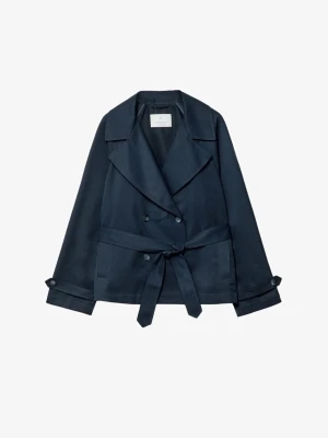 Marinblå trench coat - Säljer denna fina jackan som endast är använd ett fåtal gånger❣️den är i superbra skick och passar perfekt som vår/höst jacka