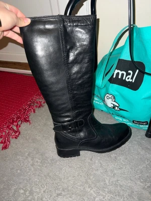 Svarta stövlar - Svarta stövlar med mindre klack perfekt för nu till våren 