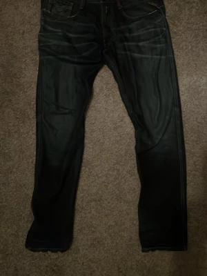 Replay anbass  - Ett par mörk blåa replay jeans i storlek W36 L32 men passar typ W33 med 