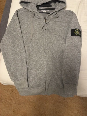 Stone Island hoodie - Passar både S och XS. Aldrig använd inga defekter. Säljer denna åt min kusin.
