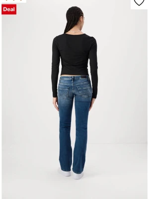 LTB Jeans low waist - Snygga blå bootcut jeans med lätt slitna detaljer framtill , säljer mina LTB jeans för dom var förstora, aldrig använt🩷dom är i storlek 27/30 skriv om ni har frågor!!