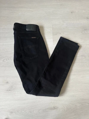 Nudie 31/32 - Ett par riktigt feta Nudie jeans! De är i mycket bra skick och utan defekter:)  Skriv vid frågor och kolla gärna in min profil för fler jeans o kläder. Vid köp av fler plagg kan att schysst paketpris fixas:)