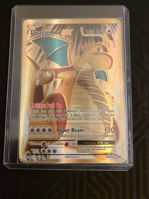 Dragonite EX Pokémonkort guld - Säljer ett Dragonite EX Pokémonkort i guld med holografisk finish. Kortet har 180 HP och attacken Hyper Beam. Kortet är från 2016 och ligger i ett skyddande plastfodral. Perfekt för samlare eller Pokémon-fans!