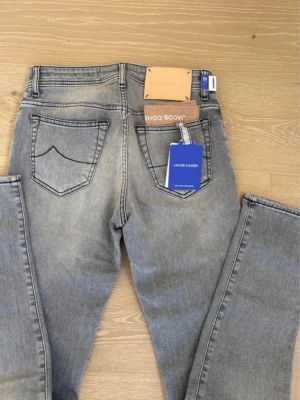 Grå jeans från Jacob Cohën - Tjena! Säljer dessa helt nya Jacob Cohen jeans i storlek 29. Jeansen har inga defekter och jeansen sitter perfekt på benen. Skriv vid frågor eller prisförslag.