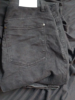 Acne jeans - Snygga svarta slim fit jeans från acne med klassisk femficksdesign och bälteshällor. Jeansen har raka ben och är tillverkade i ett stretchigt denimtyg som sitter bekvämt. Perfekta för en stilren och enkel look. Står w34 på taggen men passar som 32