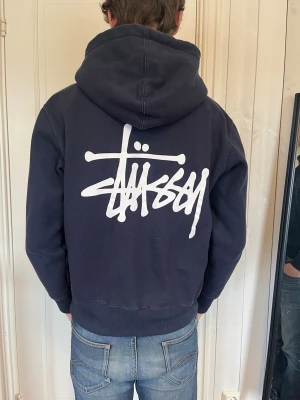 Stüssy Hoodie  - Riktigt snygg Stussy Zip Hoodie med tryck där bak. Storlek S.