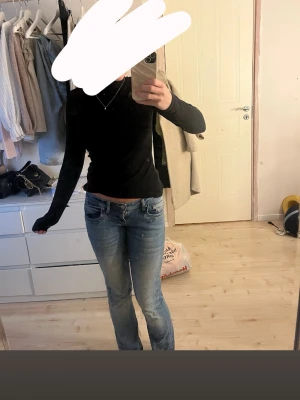 En svart långarmad tröja med en liten krage  - Säljer en svart långarmad tröja som ej kommer till användning pågrund av har 2 exakt likadana 🫶🫶🫶🫶