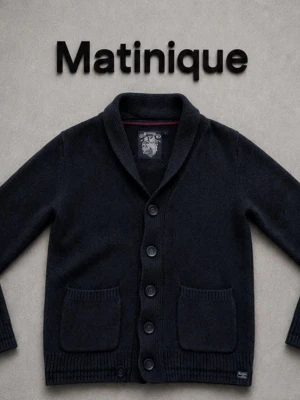Matinique cardigan  - Stilren mörkgrå cardigan/kofta i storlek S, i väldigt bra skick. Modellen är 180cm. Hör av er om ni har några frågor eller liknande 🙌🏼 • Märke: Matinique • Färg: Mörkgrå/Svart • Storlek: S • Skick: Mycket bra