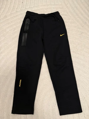  NOCTA x Nike mjukisbyxor - Riktigt fina nike-nocta byxor som inte kommer till användning och ja väljer alltså sälja dem. Dem är helt nya,utan defekter utan nåt slitage på dem. Dem passar bra till det mesta och ser riktigt fräsha ut. Storlek M men passar S bättre tycker jag