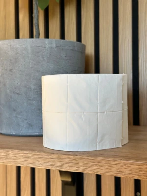 Rulle med bommullspads - En stor rulle med vita, självhäftande fyrkantiga mallar för naglar. Perfekt för dig som bygger eller formar naglar med gelé eller akryl. Mallarna är förklippta i rutmönster och materialet är tunt papper med klisterbaksida. Enkel att använda för både nybörjare och proffs.