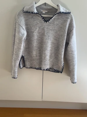 Gina tricot 146/152 - Stickad tröja med krage från Gina Young. Storlek 146/152. Använd några enstaka gånger❣️