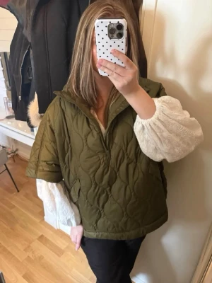 Vadderad poncho - Storlek xs från h&m