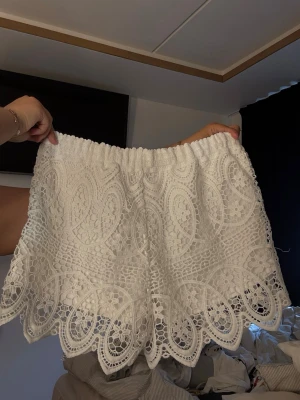Vita virkade shorts med spetsdetaljer - Jättefina spets shorts med inbyggda shorts i. Står ingen storlek men skulle säga att de är i storlek S/M för de är väldigt stretchiga.