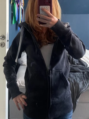 Marinblå hoodie från Russemerch  -  Säljer för den inte används. Vill bli av med fort så lågt wpris. Kan skicka imon om man köper idag.Inga fläckar eller nåt jag har sätt Storlek:xs säljs på Vinted med