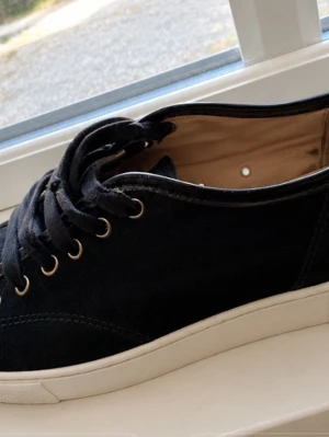 Svarta sneakers i mocka med vit sula - Söker byte