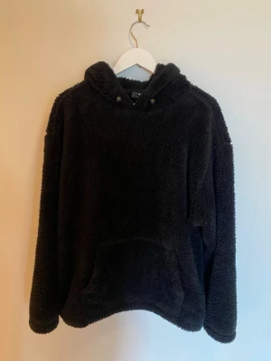Svart teddyhoodie - Svart teddy hoodie i storlek L