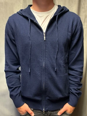 Kashmir/Merino zip hoodie - En stilren mörkblå Kashmir/merino hoodie i storlek M! Modellen är 177cm lång, passar lite längre! Endast testad, därför skick 10/10! Hör av dig vid frågor!🌟