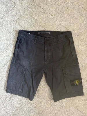 Stone Island Cargo Shorts – Black Washed - Stone Island Cargo Shorts – Black Washed 🩳 Storlek: W30 (~M) 🖤 Färg: Black Washed 🔄 Skick: 7/10 – använda men i bra skick, 