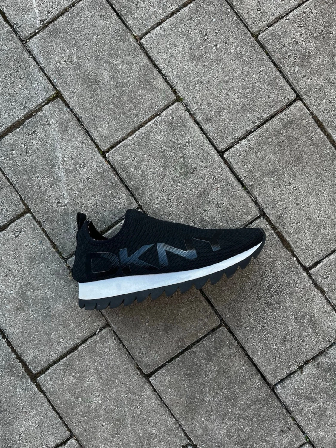 Svarta slip-on sneakers från DKNY