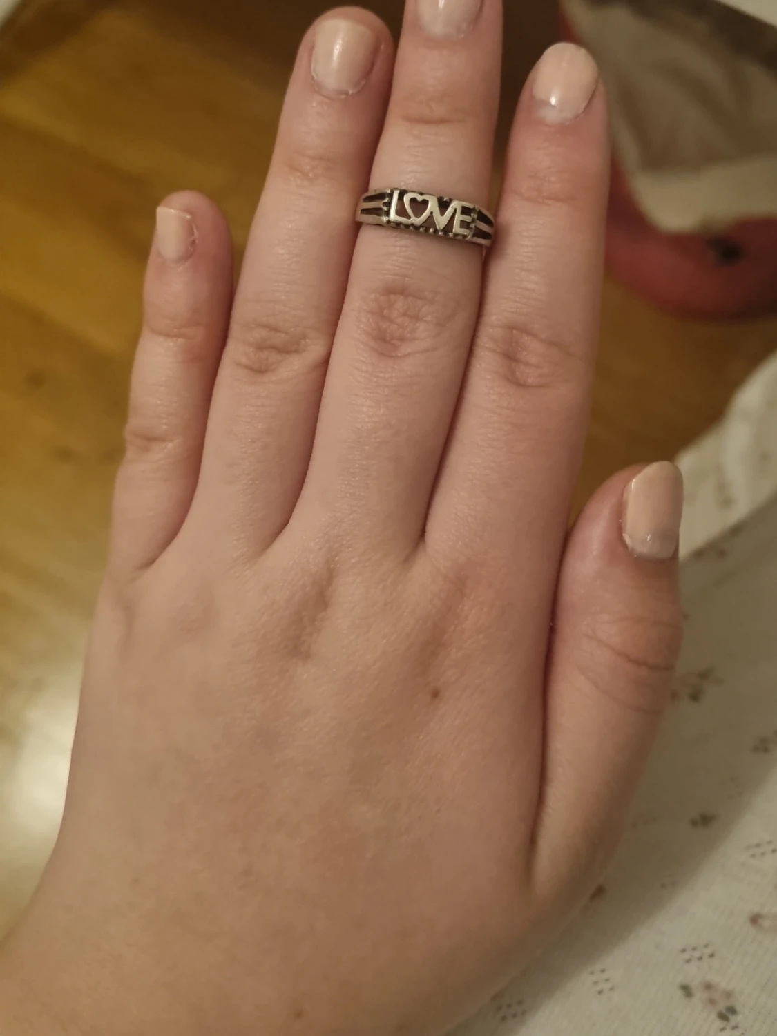 Silverfärgad ring med LOVE-text - 1