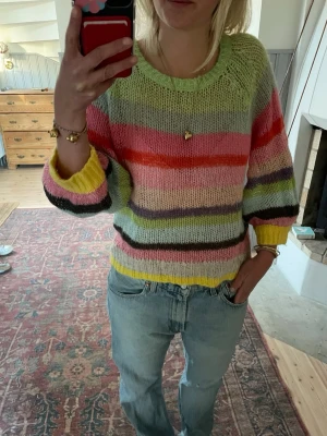 Färgglad randig stickad tröja - Stickad tröja från Coaster. Den är strl S men lite oversized i modellen. Så fin till sommaren ❤️💗💙🧡💚