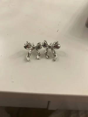 Rosett örhängen  - Säljer dessa söta rosett örhängena från ”Dressy”. Säljer då jag inte känner mig som en silver person längre.