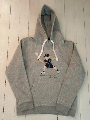 Ralph Lauren polo bear hoodie storlek M - Hej! Säljer denna riktigt schyssta polo bear hoodie från Ralph Lauren. Den är i storlek L men sitter en storlek litet och passar därför som en M. Den är endast använd någon enstaka gång och är därmed i ett nyskick. Original lappar och påse finns kvar och medföljer naturligtvis vid köp. Jag fraktar alltid snabbt! Mvh