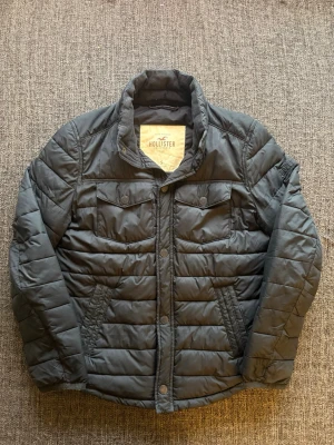 Hollister jacka ~ vintage  - Sjukt eftertraktad Hollister dunjacka i svart – sjukt sällsynt, stl S. Fint skick och sitter riktigt bra, perfekt till vardag 🙌  Kan även gå ner lite i pris vid snabb affär ✌️ Skickas inom 24h 📦