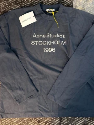 Acne studios long sleeve - Min väns Acne studios long sleeve till salu, han säger att tröjan inte kommit till så mycket användning 