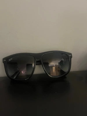 Svarta Ray-Ban Boyfriend solglasögon - Klassiska svarta solglasögon från Ray-Ban med bred båge och mörka glas med brytande färg. Ner bilder kan fås genom att skriva!