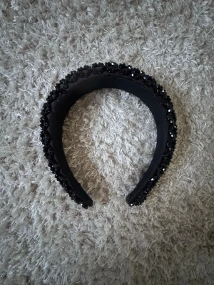 Svart diadem - Snyggt svart diadem med svarta stenar och pärlor❤️